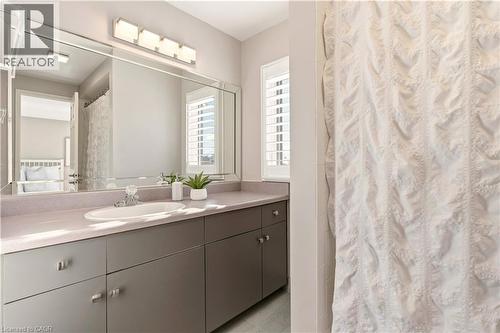 Full bathroom with curtained shower and vanity - 1489 Litchfield Road, Oakville, ON - Indoor Photo Showing Bathroom