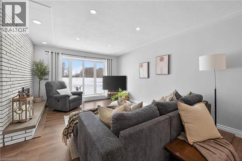 4024 River Road, Caledonia, ON - Indoor Photo Showing Living Room