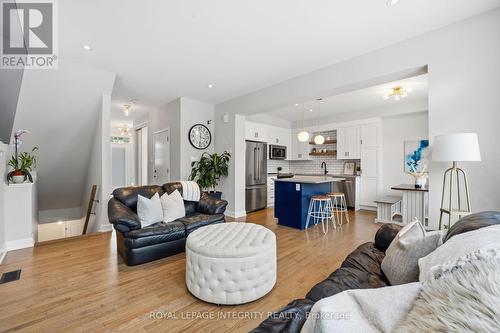 52 Hackamore Crescent, Ottawa, ON - Indoor Photo Showing Living Room
