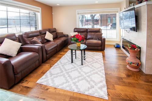2 455 Pandora Avenue W, Winnipeg, MB - Indoor Photo Showing Living Room