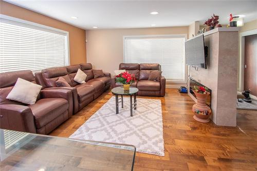 2 455 Pandora Avenue W, Winnipeg, MB - Indoor Photo Showing Living Room