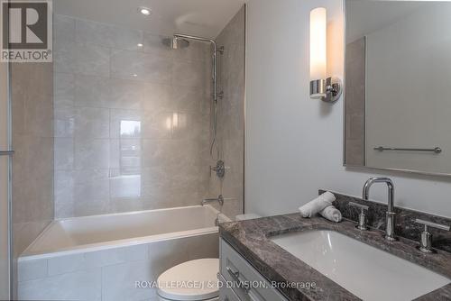 513 - 1 Strathgowan Avenue, Toronto, ON - Indoor Photo Showing Bathroom