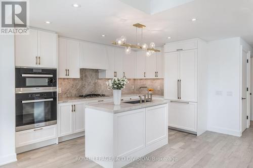 513 - 1 Strathgowan Avenue, Toronto, ON - Indoor Photo Showing Kitchen With Upgraded Kitchen