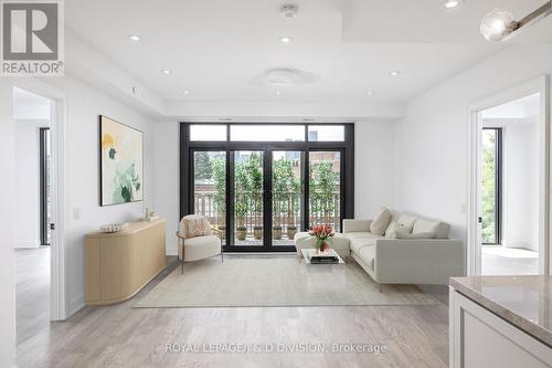 513 - 1 Strathgowan Avenue, Toronto, ON - Indoor Photo Showing Living Room