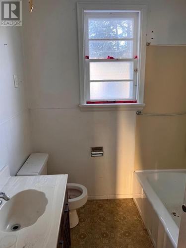 527 Court St N, Thunder Bay, ON - Indoor Photo Showing Bathroom