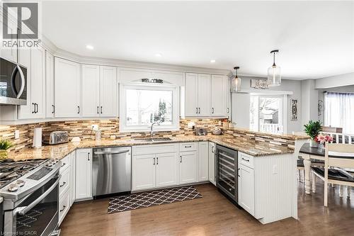 43 Buchanan Drive, Caledonia, ON - Indoor Photo Showing Kitchen With Upgraded Kitchen
