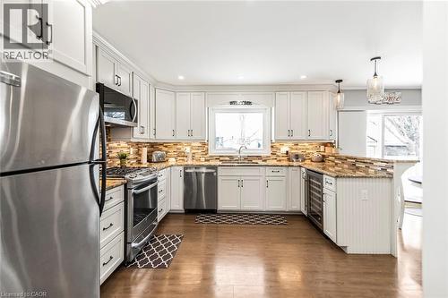 43 Buchanan Drive, Caledonia, ON - Indoor Photo Showing Kitchen With Upgraded Kitchen