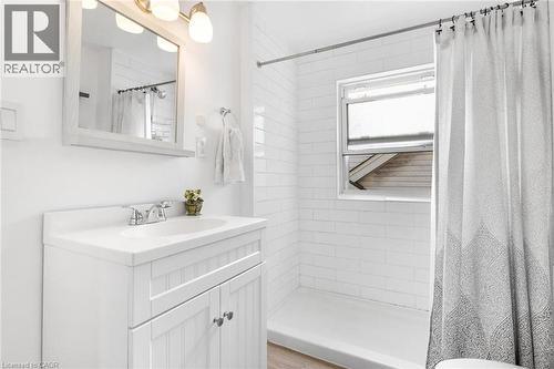 263 Houghton Avenue S, Hamilton, ON - Indoor Photo Showing Bathroom
