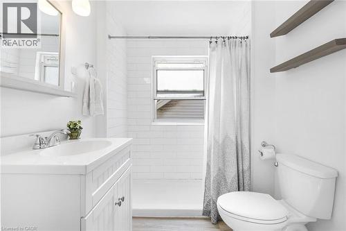 263 Houghton Avenue S, Hamilton, ON - Indoor Photo Showing Bathroom