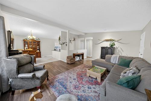 1020 19Th Avenue, Cranbrook, BC - Indoor Photo Showing Living Room