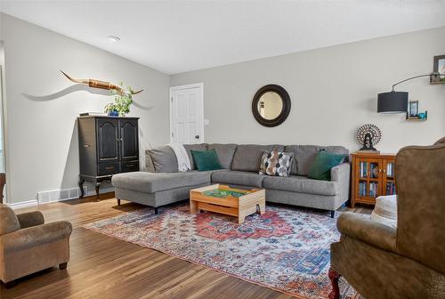 1020 19Th Avenue, Cranbrook, BC - Indoor Photo Showing Living Room