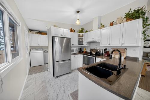 1020 19Th Avenue, Cranbrook, BC - Indoor Photo Showing Kitchen With Double Sink