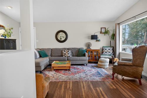 1020 19Th Avenue, Cranbrook, BC - Indoor Photo Showing Living Room