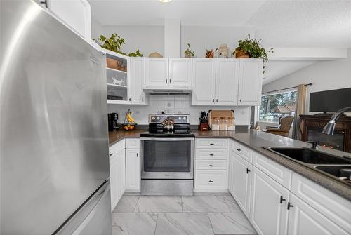 1020 19Th Avenue, Cranbrook, BC - Indoor Photo Showing Kitchen With Double Sink