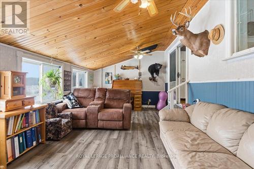 1442 Quin Mo Lac Road, Tweed (Hungerford (Twp)), ON - Indoor Photo Showing Living Room