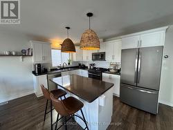 Kitchen w/island - 