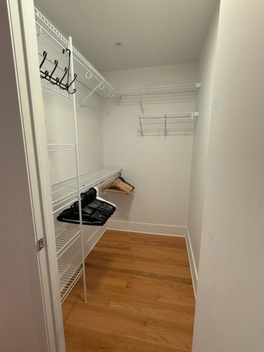 Penderie (Walk-in) - 605-901 Rue De La Commune E., Montréal (Ville-Marie), QC - Indoor With Storage