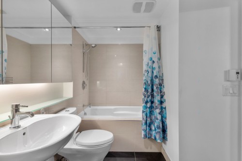 Salle de bains - 547-1414 Rue Chomedey, Montréal (Ville-Marie), QC - Indoor Photo Showing Bathroom