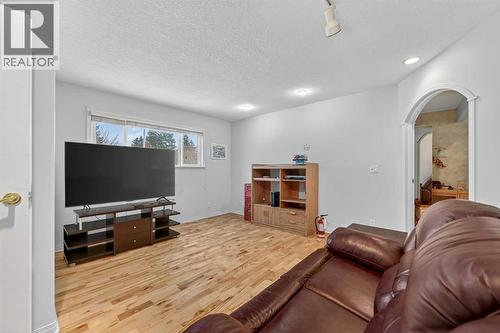 8527 Bowglen Road Nw, Calgary, AB - Indoor Photo Showing Living Room