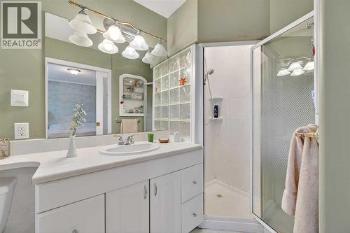 8527 Bowglen Road Nw, Calgary, AB - Indoor Photo Showing Bathroom