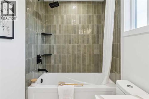 4547 Passchendaele Road Sw, Calgary, AB - Indoor Photo Showing Bathroom