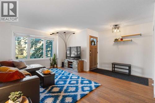 1629 29 Avenue Sw, Calgary, AB - Indoor Photo Showing Living Room