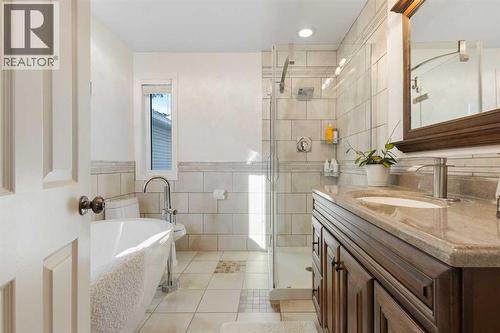 1629 29 Avenue Sw, Calgary, AB - Indoor Photo Showing Bathroom