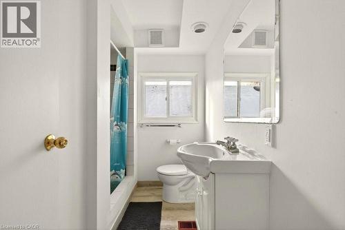 83 Haddon Avenue S, Hamilton, ON - Indoor Photo Showing Bathroom