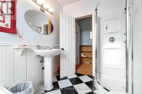 56 Grosvenor Avenue, Ottawa, ON - Indoor Photo Showing Bathroom