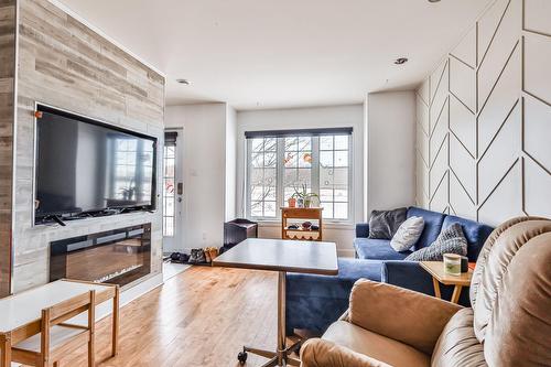 Salon - 83-9300 Rg Ste-Henriette, Mirabel, QC 