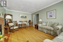 Living room w/hardwood floors - 