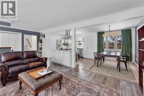 6970 Concord Crescent, Niagara Falls, ON - Indoor Photo Showing Living Room