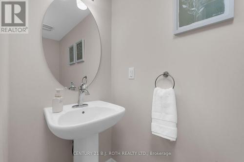 33 Westbury Way, Whitby, ON - Indoor Photo Showing Bathroom