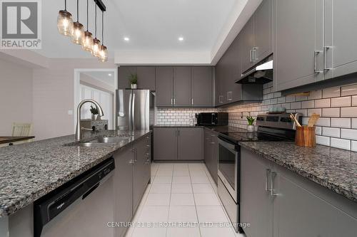 33 Westbury Way, Whitby, ON - Indoor Photo Showing Kitchen With Double Sink With Upgraded Kitchen