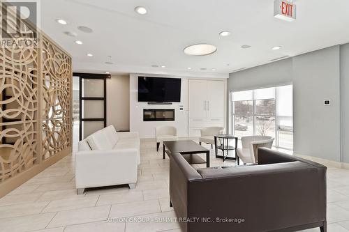 816 - 551 Maple Avenue, Burlington, ON - Indoor Photo Showing Living Room