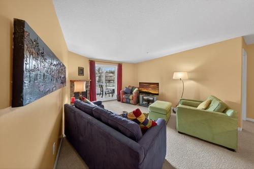 205-4767 Forsters Landing Road, Radium Hot Springs, BC - Indoor Photo Showing Living Room