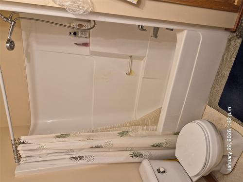 A + B-1421 Pine Street, Merritt, BC - Indoor Photo Showing Bathroom