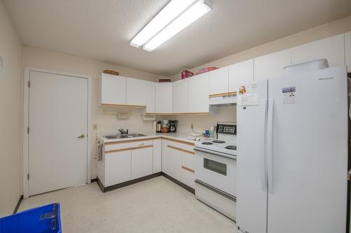 56-3900 27 Avenue, Vernon, BC - Indoor Photo Showing Kitchen With Double Sink