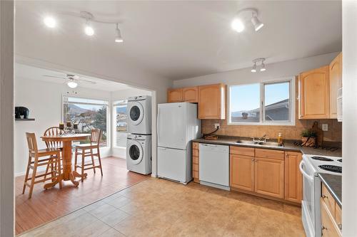 1736 Leighton Place, Kamloops, BC - Indoor Photo Showing Kitchen With Double Sink