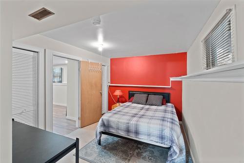 1736 Leighton Place, Kamloops, BC - Indoor Photo Showing Bedroom