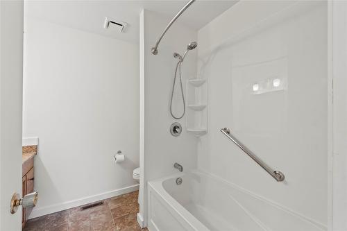1736 Leighton Place, Kamloops, BC - Indoor Photo Showing Bathroom