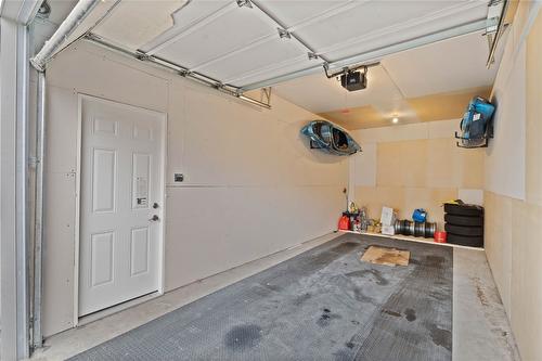 1736 Leighton Place, Kamloops, BC - Indoor Photo Showing Garage