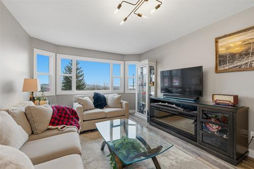 3324 Mcginnis Road, West Kelowna, BC - Indoor Photo Showing Living Room