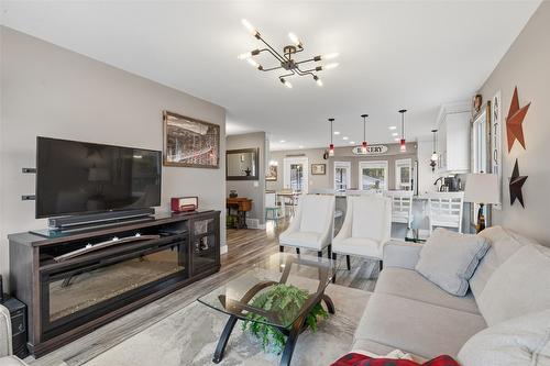 3324 Mcginnis Road, West Kelowna, BC - Indoor Photo Showing Living Room