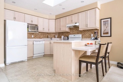 28-20 Meadowlands Boulevard, Hamilton, ON - Indoor Photo Showing Kitchen