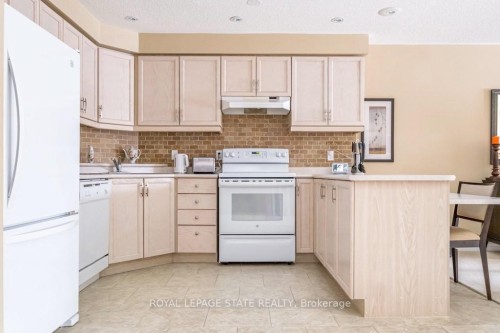28-20 Meadowlands Boulevard, Hamilton, ON - Indoor Photo Showing Kitchen