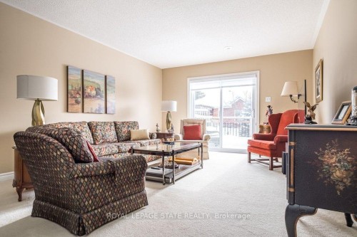 28-20 Meadowlands Boulevard, Hamilton, ON - Indoor Photo Showing Living Room