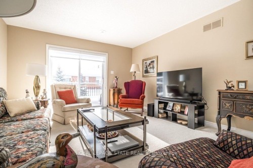 28-20 Meadowlands Boulevard, Hamilton, ON - Indoor Photo Showing Living Room