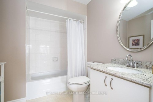 28-20 Meadowlands Boulevard, Hamilton, ON - Indoor Photo Showing Bathroom