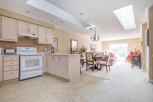 28-20 Meadowlands Boulevard, Hamilton, ON - Indoor Photo Showing Kitchen